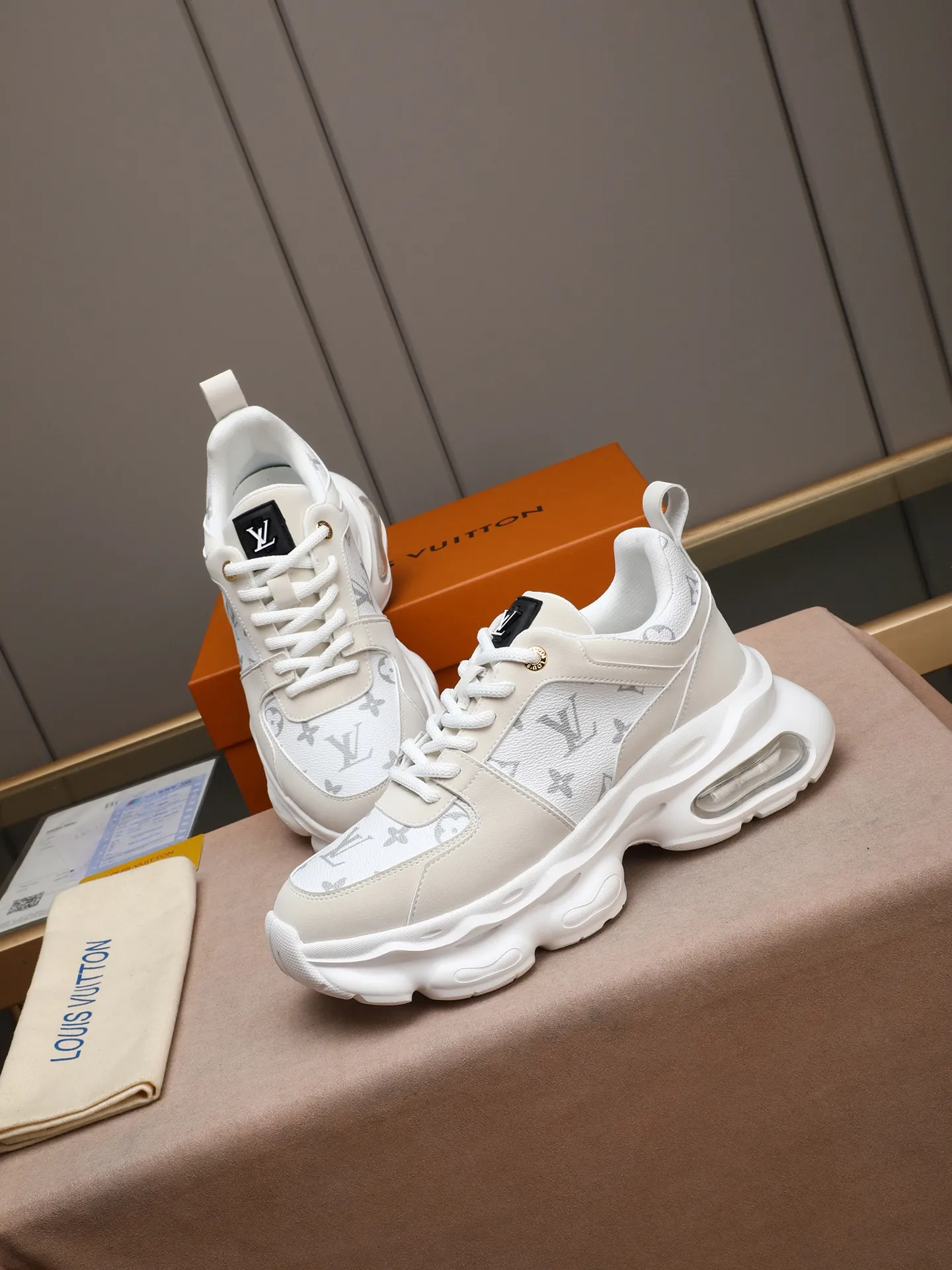 Men's shoes 💰460 [LV] Made of imported L special materials spliced ​​with cowhide and comfortable mesh lining. Private molded foam air cushion outsole, super light and comfortable on the feet! Perfect last shape, generous and fashionable design, 5 colors available! Code number: 38–44 (45 customized